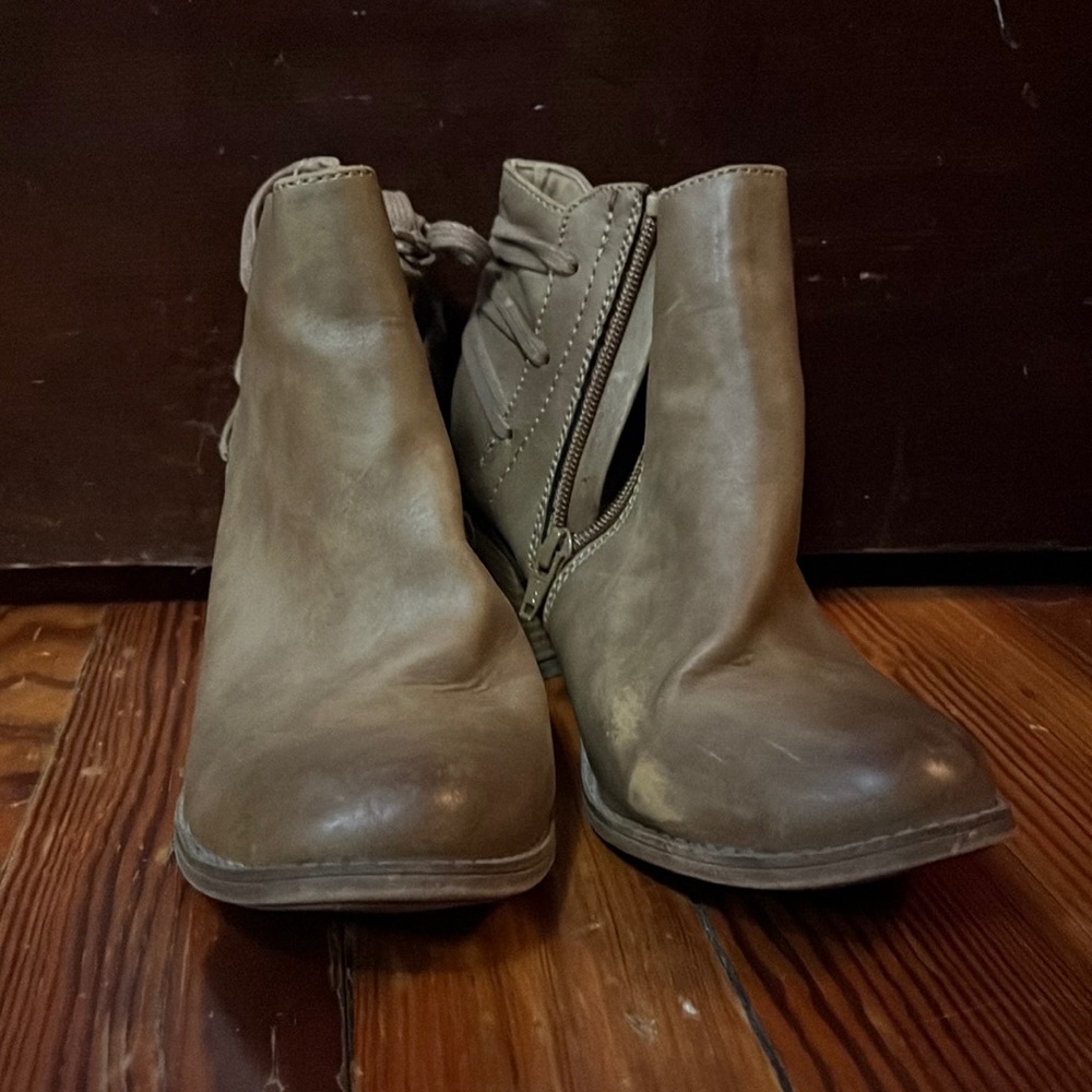 Brown ankle booties, cute lace up detail on the heel, size 9, cute for summer